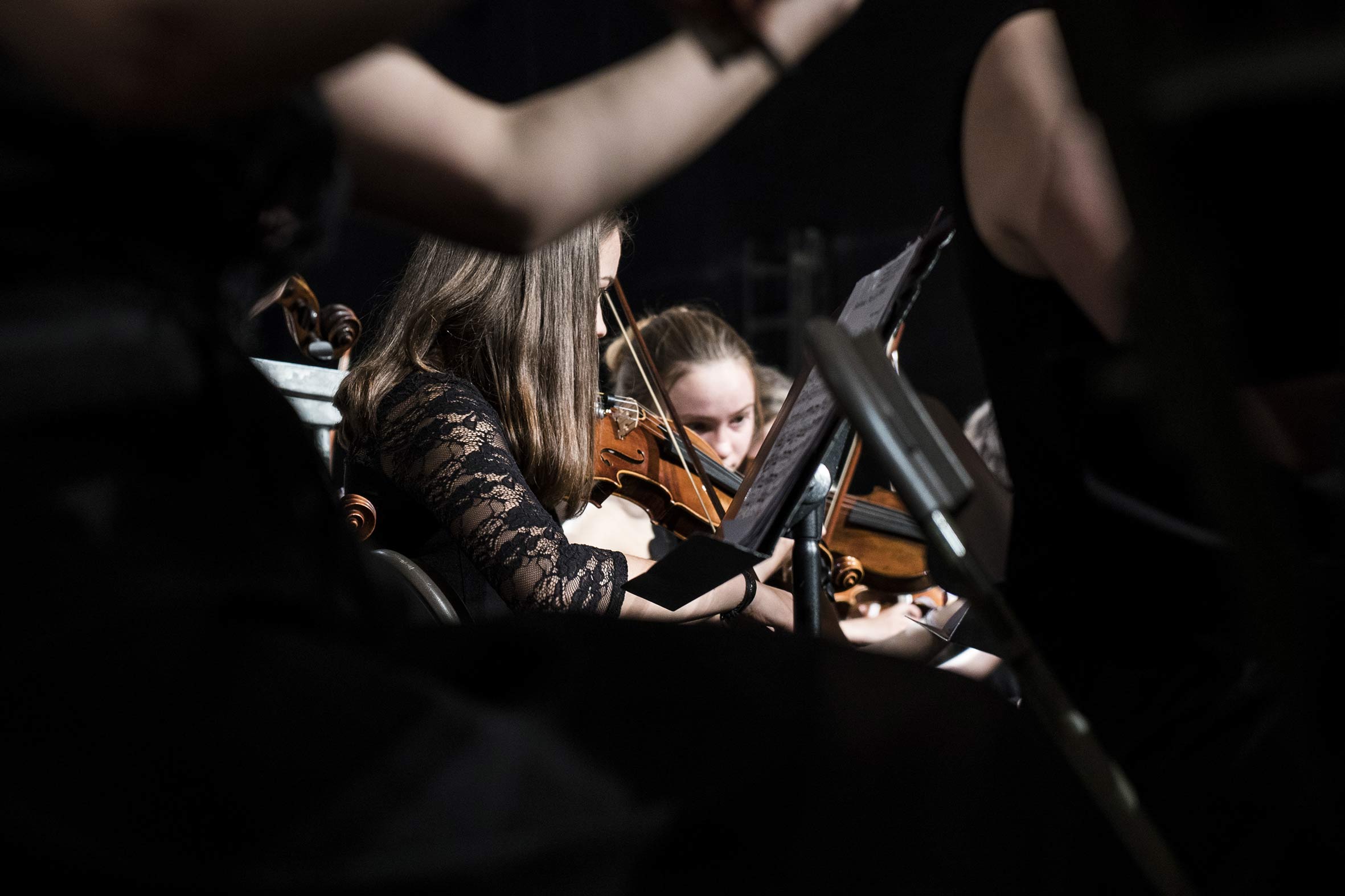 Konzertfotografie von zwei jungen Mädchen, die Geige spielen im Konzert