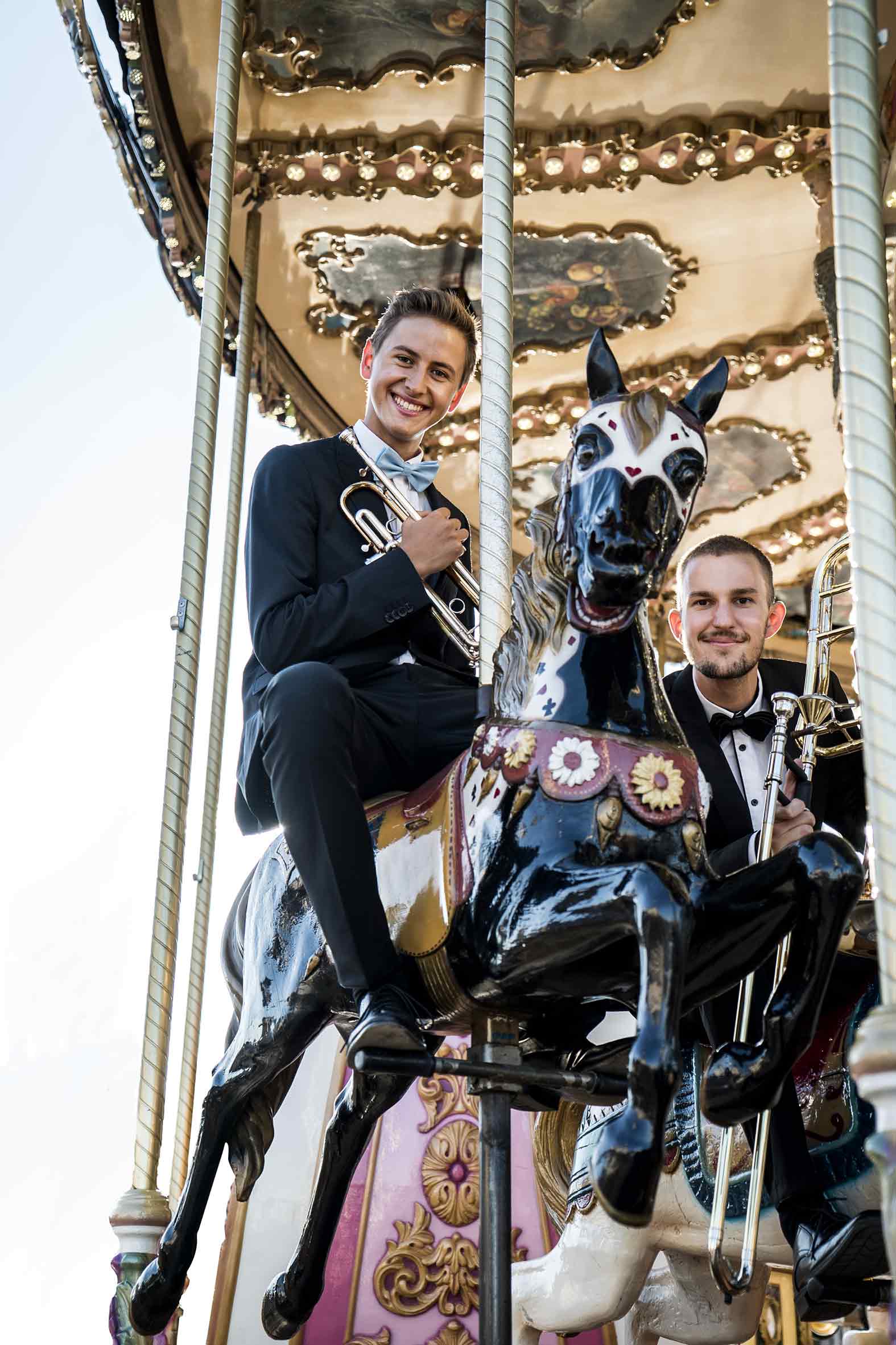 Portraitfotografie eines Trompeters und eines posaunisten auf einem Karusell in Frankreich