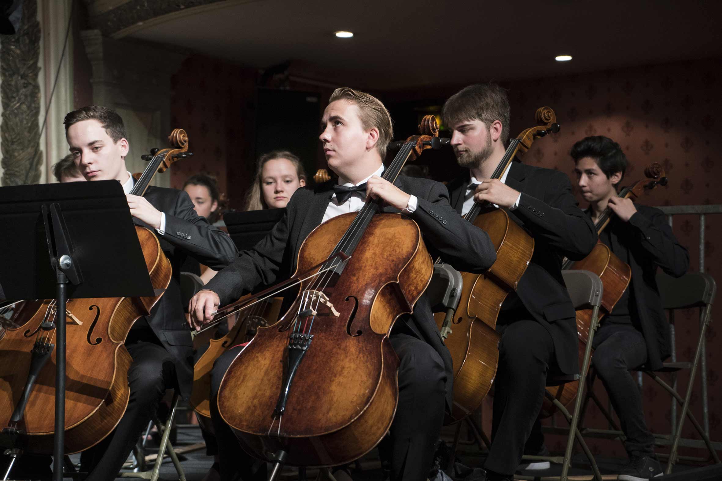 Konzertfotografie mit jungen Menschen, die Cello spielen Bezirksjugendsinfonieorchester Unterfranken