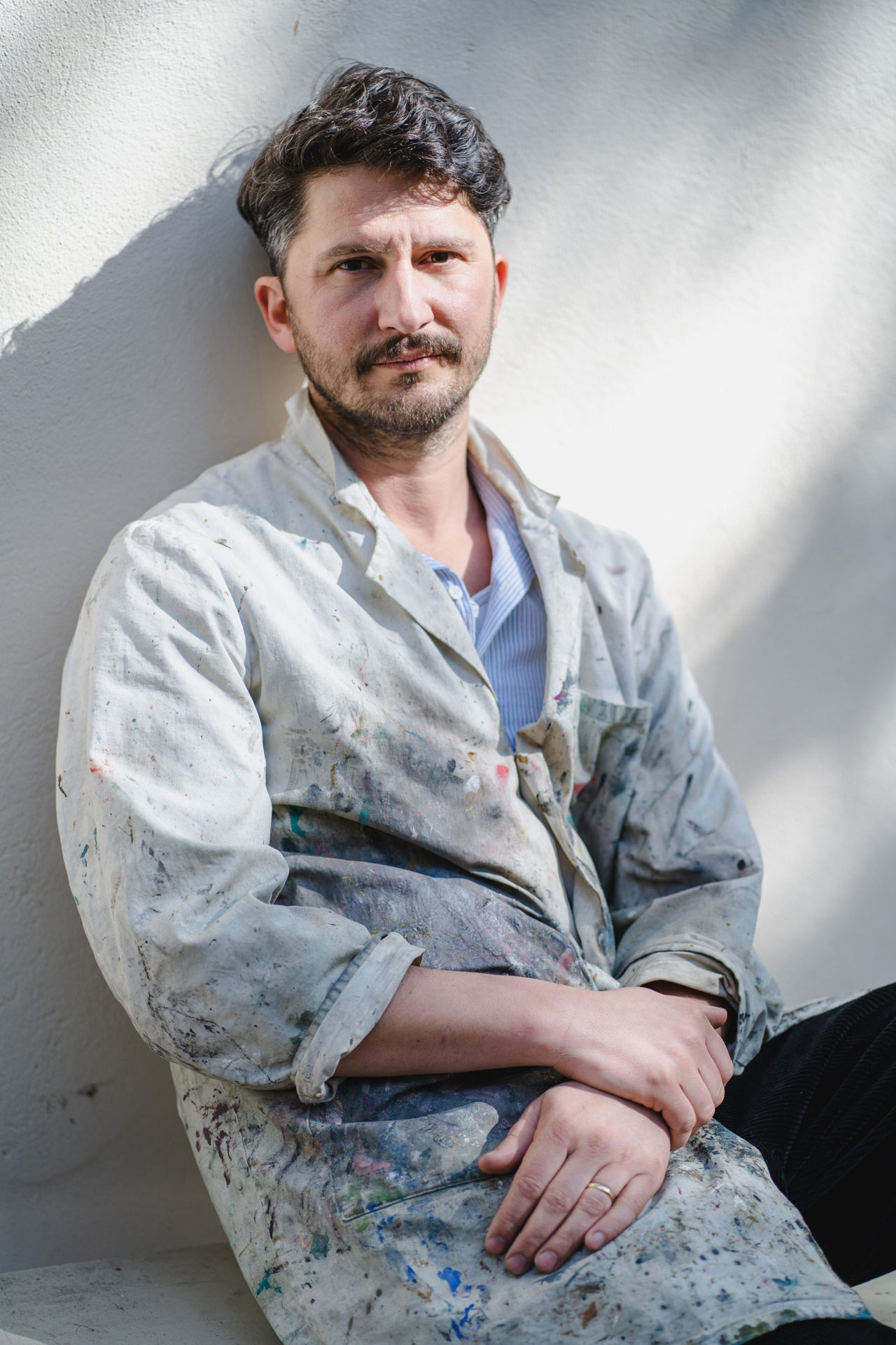Künstlerportrait Jaroslav Drazil in der Sonne mit Malerkittel