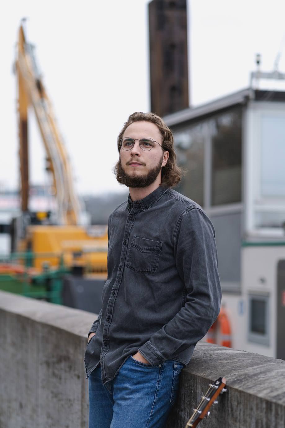 Musikerportrait des Musikers Jonas Weger aus Würzburg vor einem Bagger