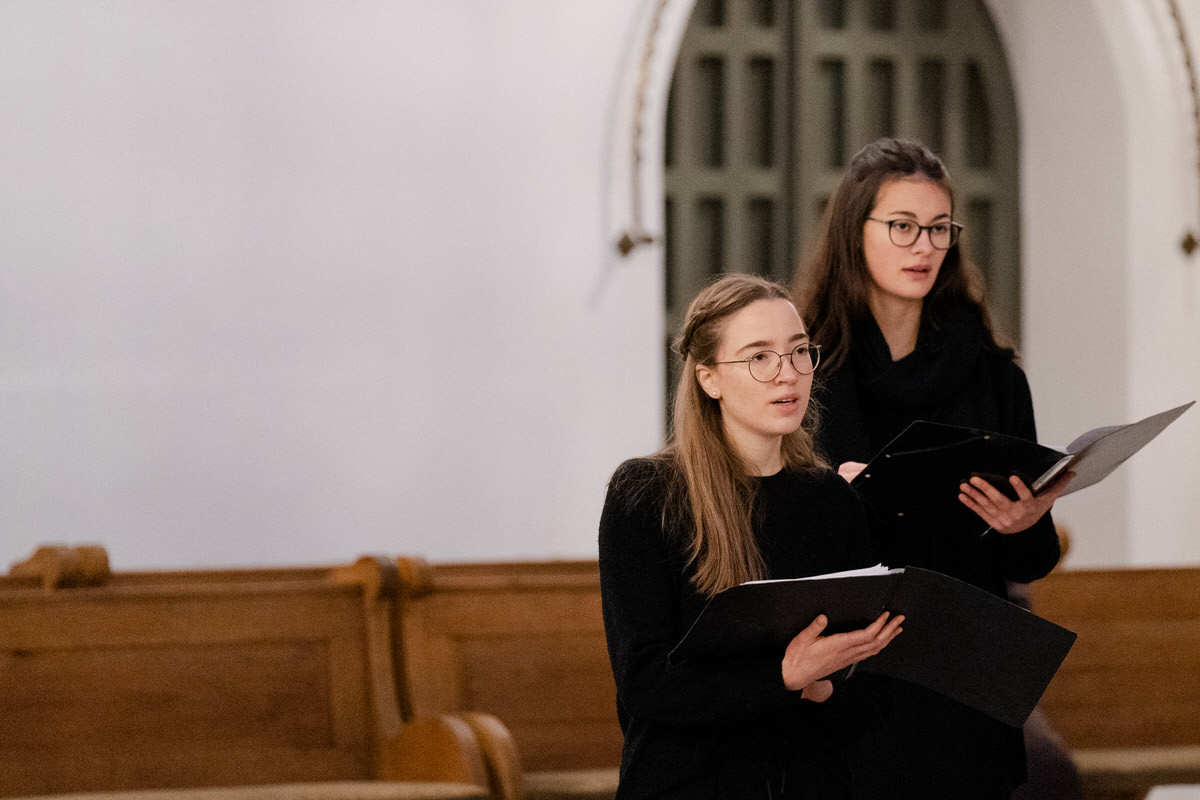 Im Konzert des Madrigalchor Würzburg singen zwei junge Frauen
