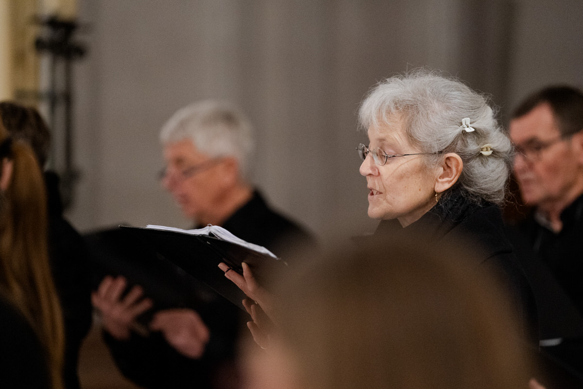 Im Konzert des Madrigalchor Würzburg singt eine ältere Frau