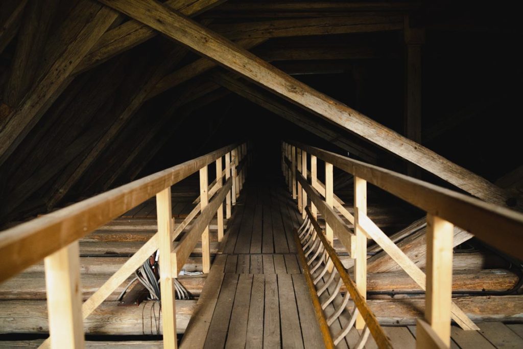 Reportage, Dachboden in der Kirche Maria Limbach