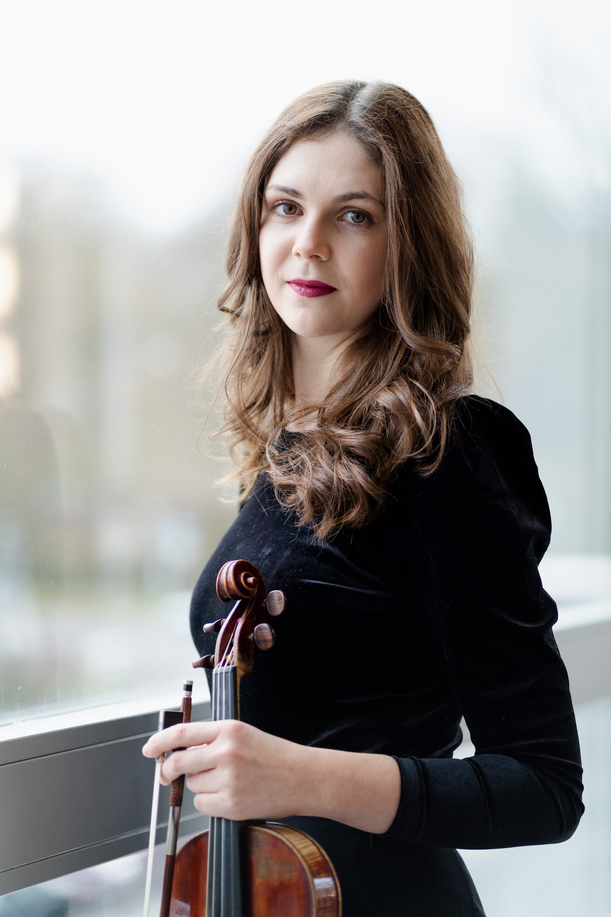 Künstlerportrait Sara Jedersberger mit Geige