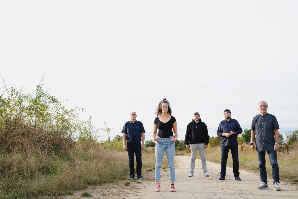 Bandfotografie der Band Sternallee auf der Straße