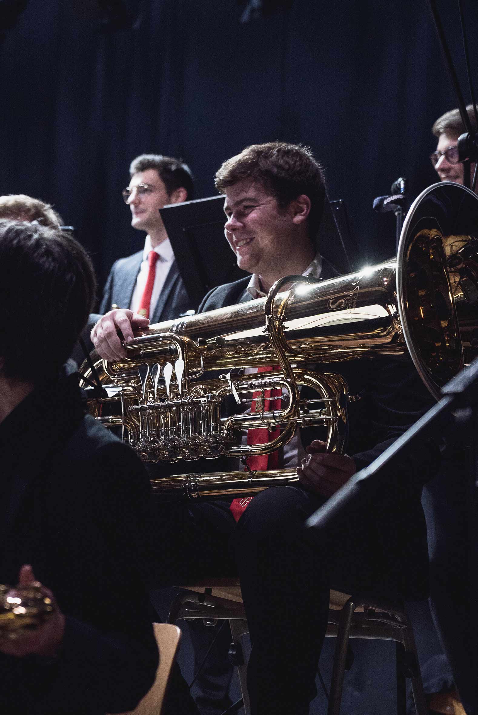 Konzertfotografie Big Band: junger Mann mit Tuba