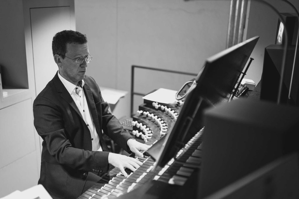 Domorganist Stefan Schmidt an der Orgel im Dom zu Würzburg